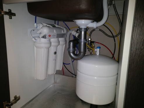 Установка фильтра обратного Осмоса  врезка кухонной мойки и установка смесителя