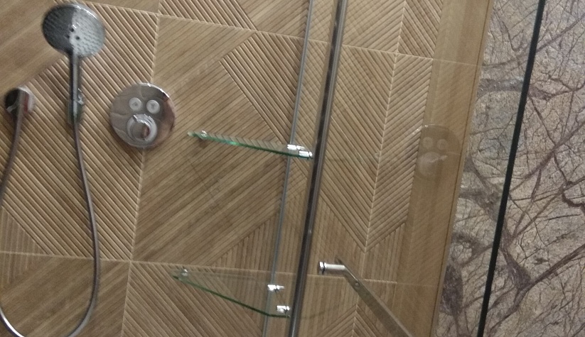 Установка шторки на ванну в ванной