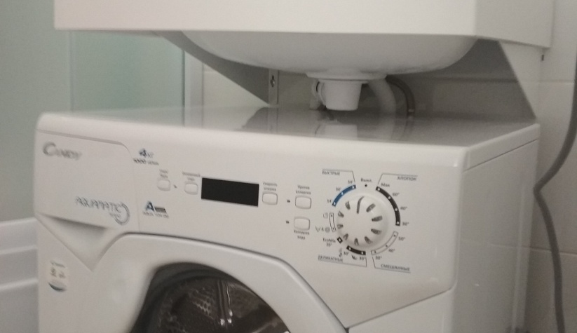 Установка рукомойника над стиральной машиной