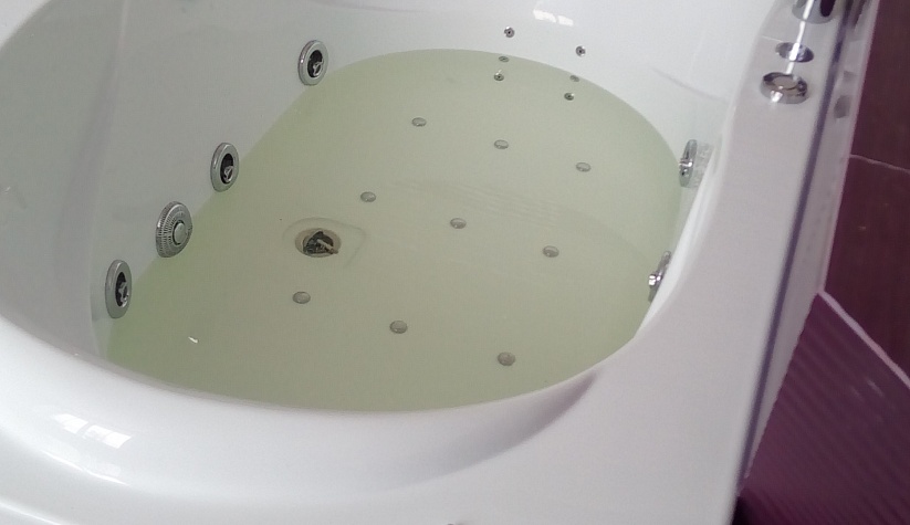 Установка акриловой ванны с гидромассажем