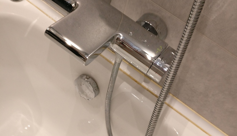 Установка смесителя с водопадным изливом в ванную комнату