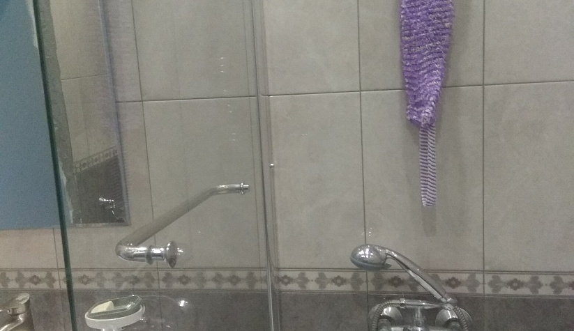 Установка шторки на ванну в ванной комнате