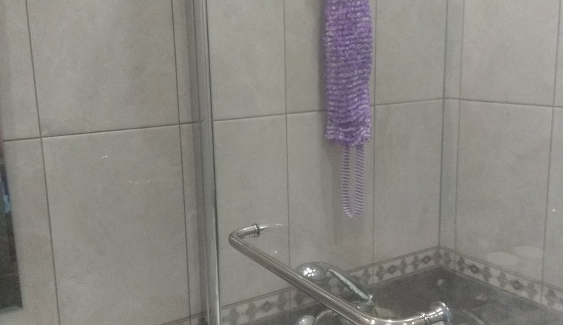 Установка шторки на ванну в ванной комнате